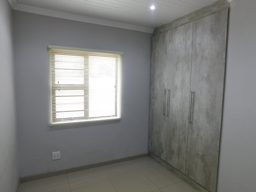 To Let 3 Bedroom Property for Rent in Gustrouw Western Cape